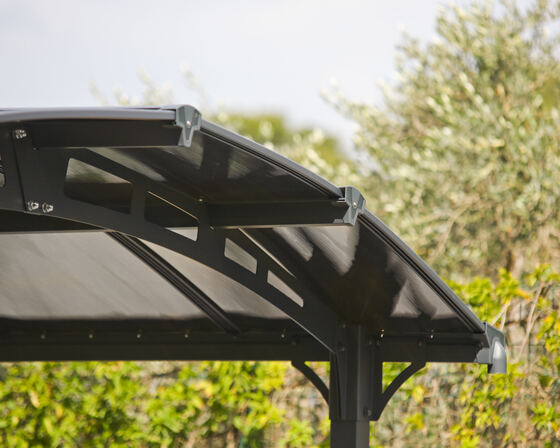  UV-Resistant Roof - 6mm polycarbonate panels block up to 99.9% of harmful UV rays.
